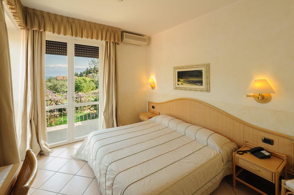 Hotel Garden Zorzi San Felice del Benaco Room photo